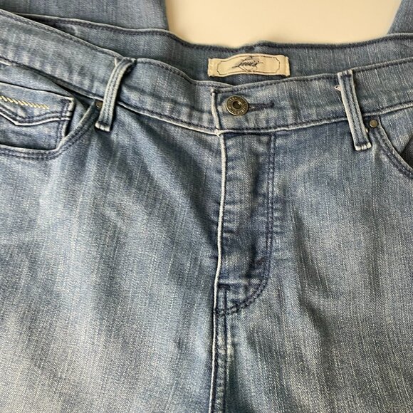 Levi’s Women’s Capri Jeans Size 12 Blue Denim Metal Button Hem Stretch Mid Rise - Picture 9 of 16